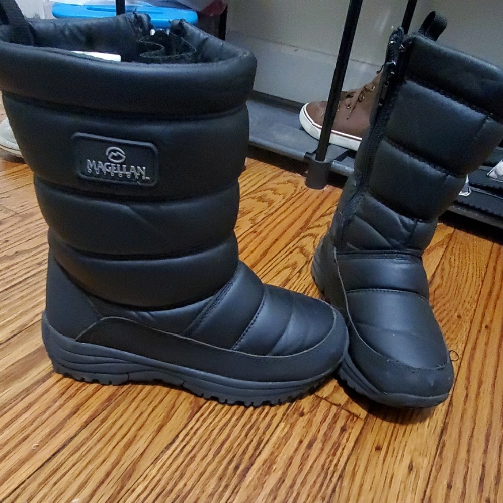 Snow boots size 1